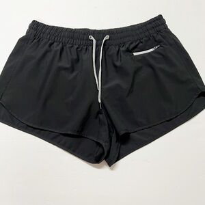 Vuori Black 4 Way Stretch Moisture Wicking Clementine 2.0 Short Size L 2.5